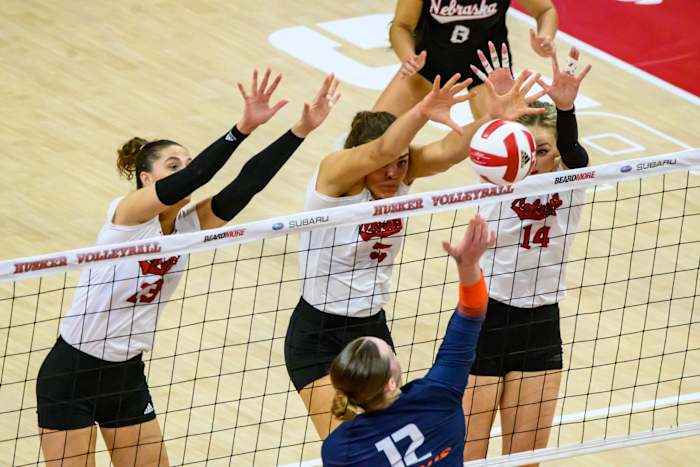 16_Merritt Beason, Bekka Allick, Ally Batenhorst_VB vs Illinois 1112